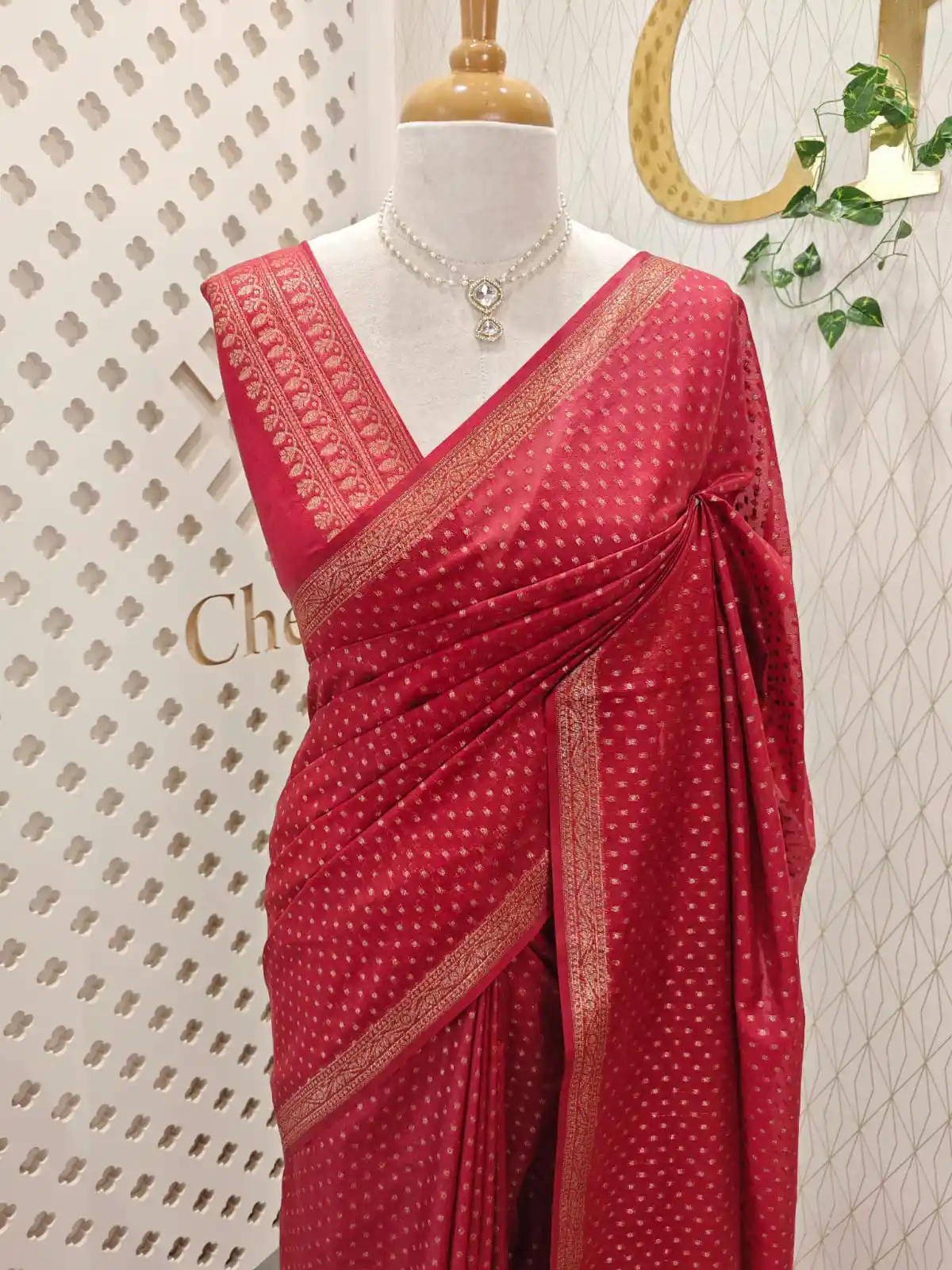 Tissue banarasi with dots on full body portion along with thin boarder