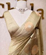 Soft silk with small flower butta and intricate flower motif border - Image 5