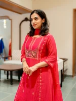 Soft cotton suit with floral embroidered neck and minimal floral buttas